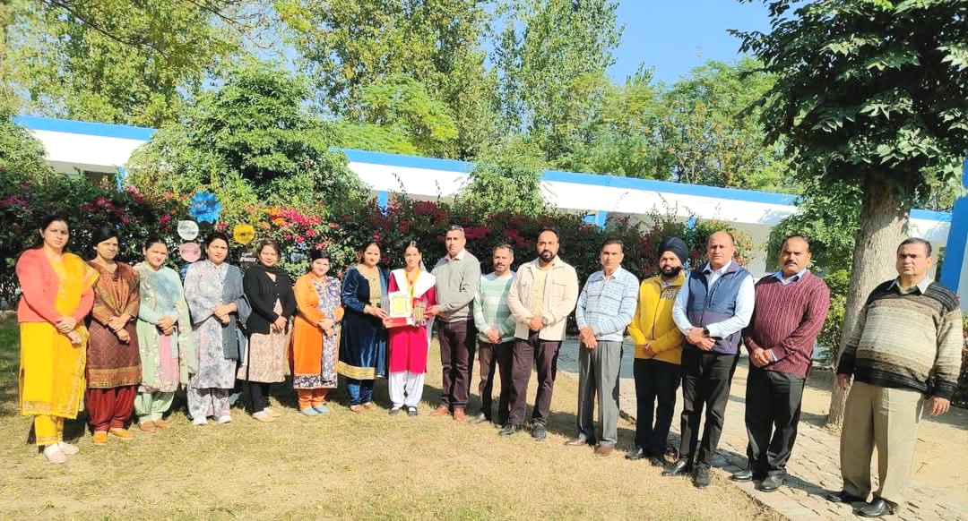 खड़कां स्कूल की छात्रा दीक्षा ने तैराकी में तीन पदक जीते
